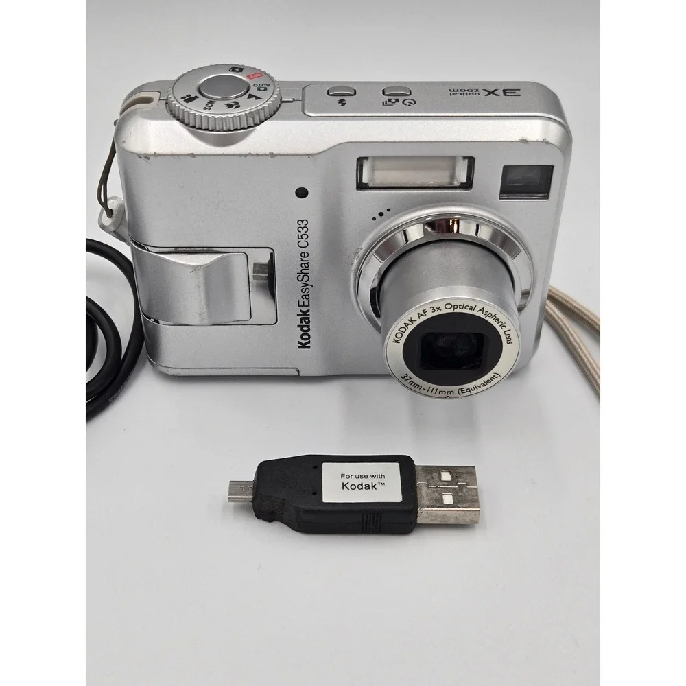 Kodak EasyShare C533 Silver 5.0MP Digital Camera 3x Optical Zoom Bundle